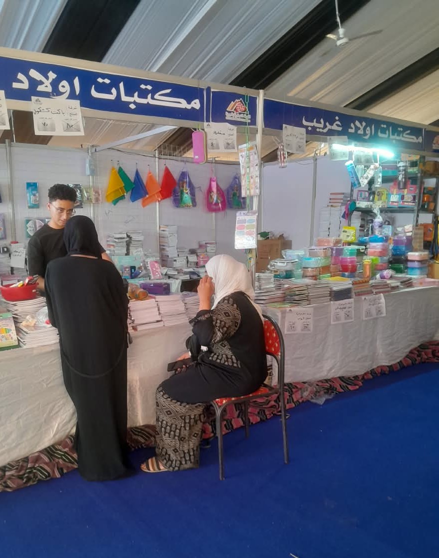 سيدات يشترين الأدوات المدرسية سيدات يشترين الأدوات المدرسية